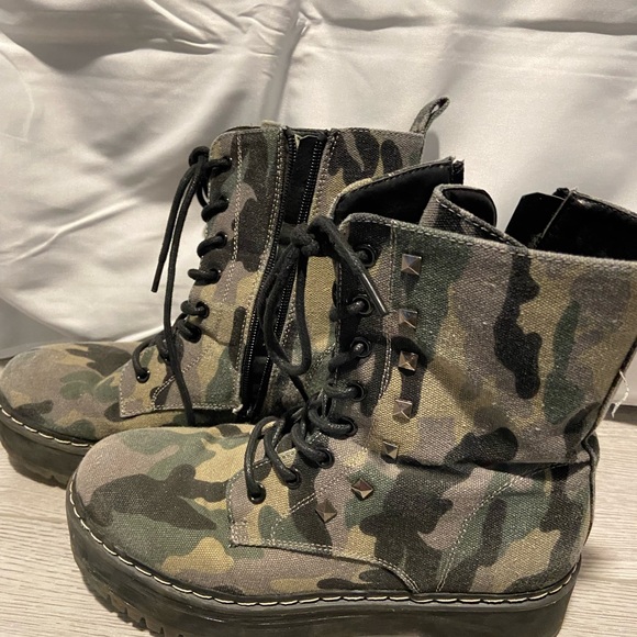 Boots - Picture 2 of 3